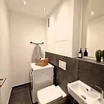 Staytona With Ac & Balcony, Wifi & Workspace Near Frankfurt Apartment