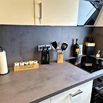 Staytona With Ac & Balcony, Wifi & Workspace Near Frankfurt Apartment