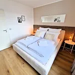 Staytona With Ac & Balcony, Wifi & Workspace Near Frankfurt Apartment *