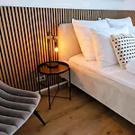 Staytona With Ac & Balcony, Wifi & Workspace Near Frankfurt Apartment
