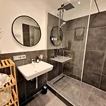 Staytona With Ac & Balcony, Wifi & Workspace Near Frankfurt Apartment