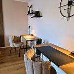 Staytona With Ac & Balcony, Wifi & Workspace Near Frankfurt Apartment *