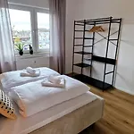 Staytona With Ac & Balcony, Wifi & Workspace Near Frankfurt Apartment *