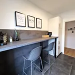 Apartment Staytona With Ac & Balcony, Wifi & Workspace Near Frankfurt