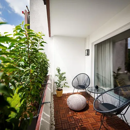 Staytona With Ac & Balcony, Wifi & Workspace Near Frankfurt Apartment
