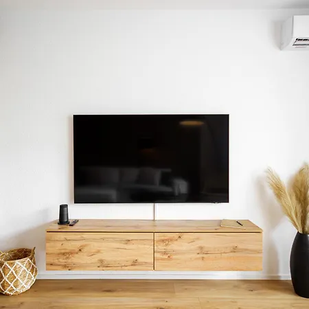 Staytona With Ac & Balcony, Wifi & Workspace Near Frankfurt Apartment