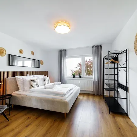Staytona With Ac & Balcony, Wifi & Workspace Near Frankfurt Apartmán